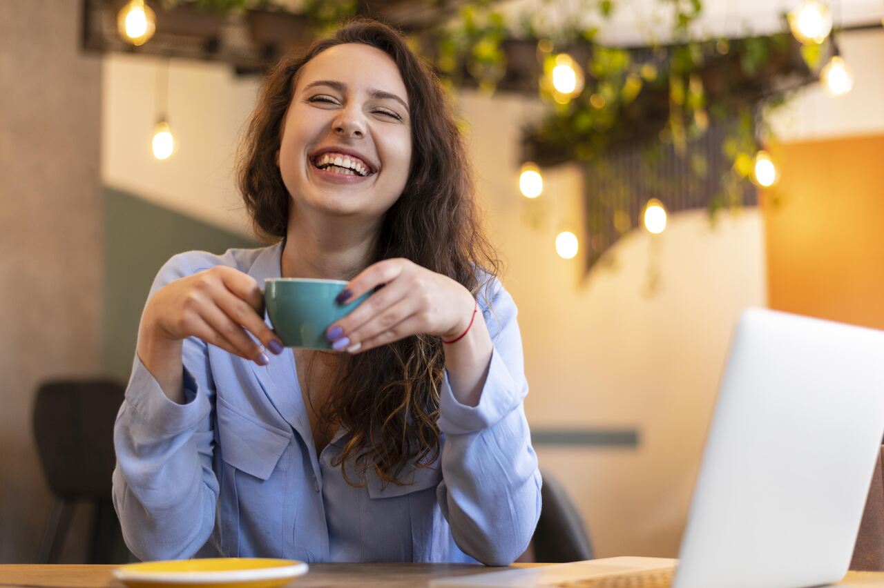 Mulher feliz tomando café